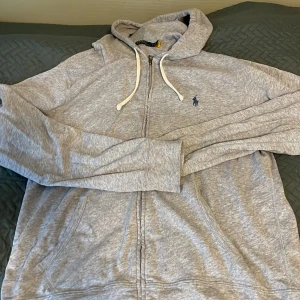 Ralph lauren zip - Den har blivit för liten så jag säljer den!
