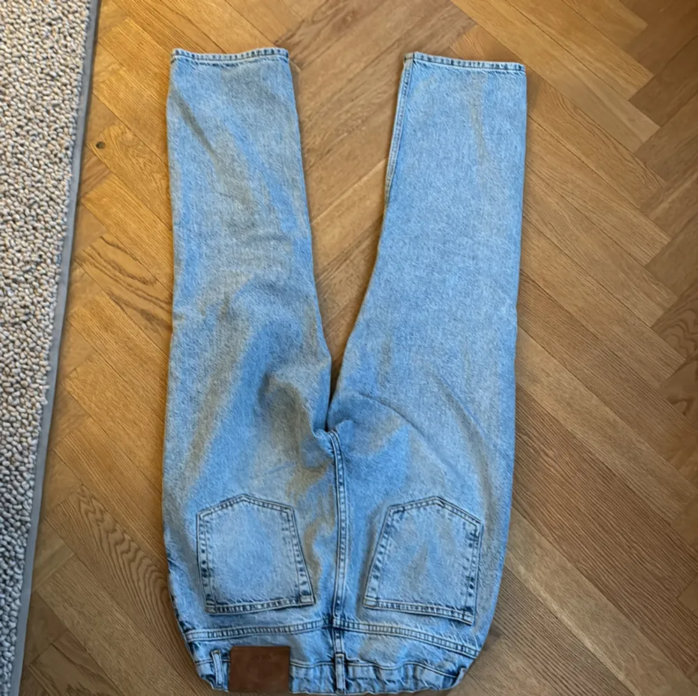 Säljer ett par ljusblåa grunt jeans för att de är för små. Använda en gång. Nypris 650kr Jag säljer de för 75kr Storlek 27. Jeans & Byxor.