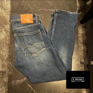 Replay jeans  - Säljer dessa replay jeans i modellen Rocco i storlek W31 L30. Köptes in för 1600kr säljer nu för endast 699kr. Priset är diskuterbart. Bara att höra av sig vid funderingar.