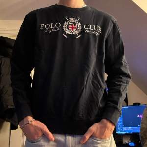 Polo Ralph lauren sweatshirt i väldigt bra skick!  Modellen är 185 och väger 72kg!