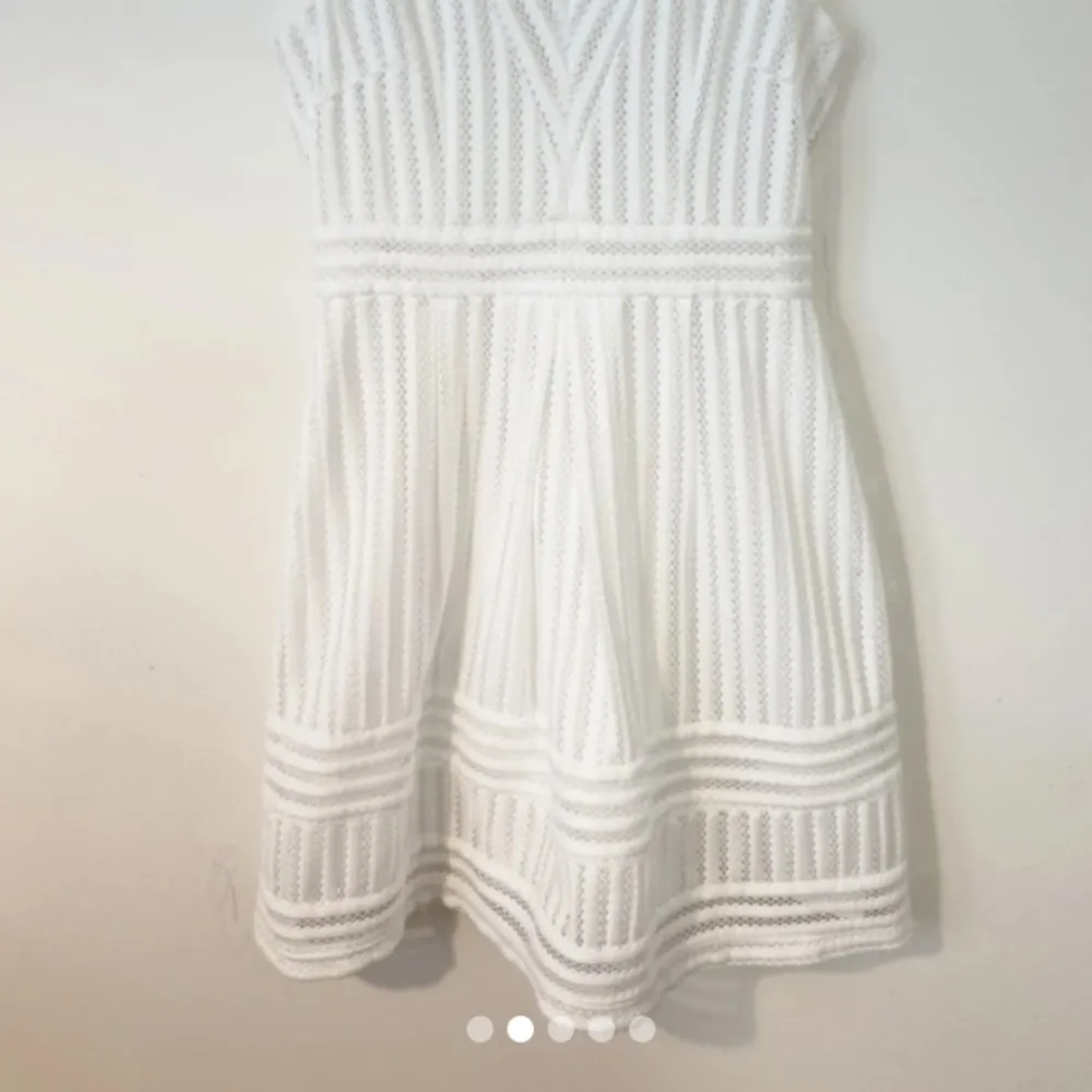 🤍 En vacker och unik klänning från H&M   🤍 Dragkedja på baksidan, v-ringad. Maskinbroderat mönster.   🤍 Blev aldrig använd, så säljer därför vidare den! Storlek 38/M . Klänningar.