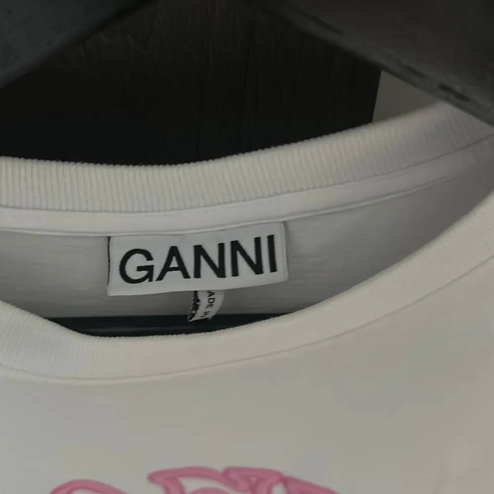 Jätte fin och unik Ganni t-shirt som köptes för 1100kr💕Storlek S men passar XS  o M🥰 Inga skador eller fläckar, super fin kvalitet!✨Köparen står för frakten!. T-shirts.