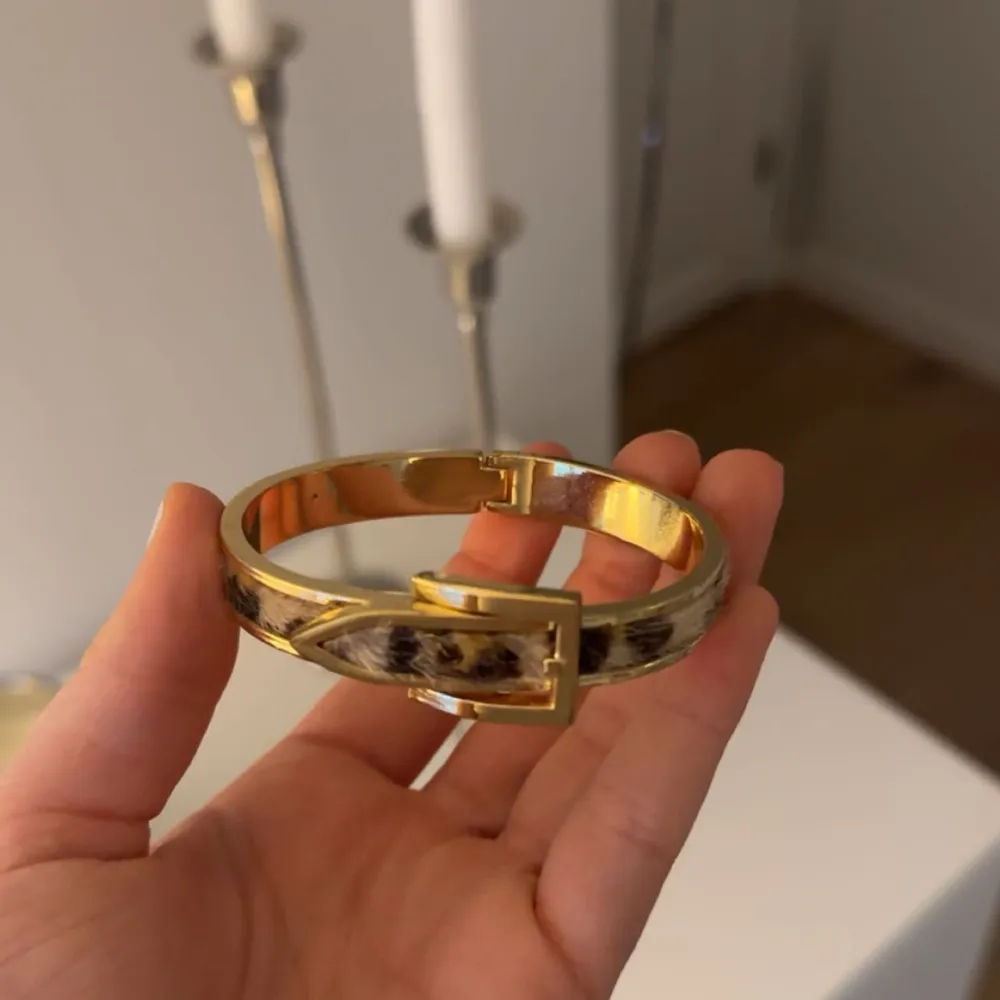Säljer detta as snygga Hermes liknande armband, som är guldiga och har leopard mönster! As coolt och är i super bra skick!❤️❤️pris kan diskuteras! . Accessoarer.