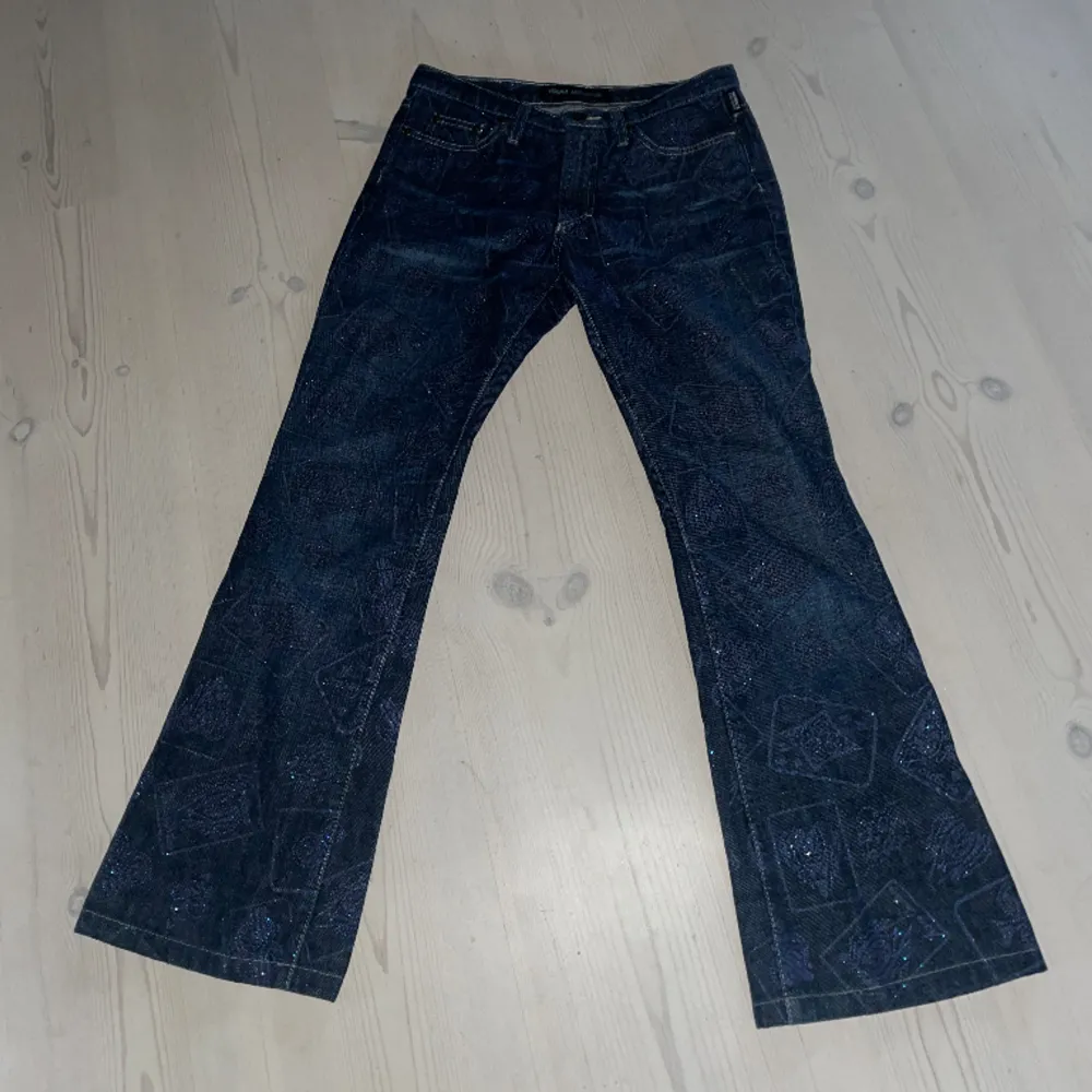 Skit snygga mönstrade jeans från versace, säljer då de tyvärr e för små för mig så kan inte ha de💗💗 säljer för 200kr+frakt💗 inga fläckar elelr något , midjemått tvärsöver är ca 37 cm, innerbenslängden är ca 73cm. Jeans & Byxor.