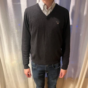 Gant tröja  - Medium V-ringad bra 1200 ny pris i bra skick 