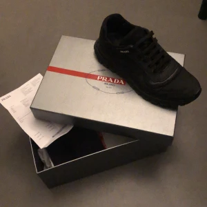 PRADA Gabardine  - Skick 8/10. Kvitto finns köpta för 7600kr. Medföljande Pradas sko påse samt låda. Kommer fler bilder, specifika bilder DM.