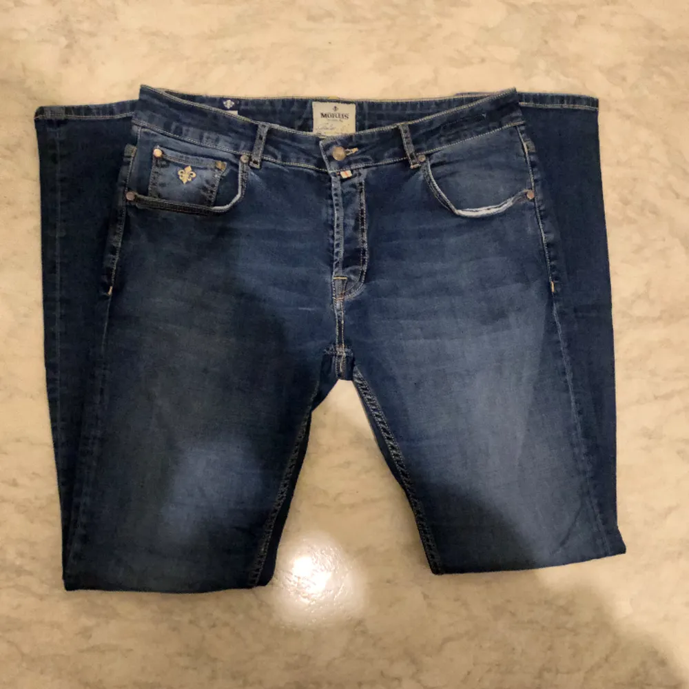 Super snygga handgjorda Morris jeans i storlek 33/33 Slimfit, knappt använda, nypris ligger på 1799kr vi säljer dessa för endast 499kr! 👖 Skriv gärna vid frågor :) . Jeans & Byxor.