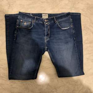 Super snygga handgjorda Morris jeans i storlek 33/33 Slimfit, knappt använda, nypris ligger på 1799kr vi säljer dessa för endast 499kr! 👖 Skriv gärna vid frågor :) 