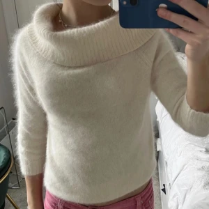 Angora tröja - Säljer denna såååå drömmmiga fluffiga tröjan i 70% Angora! Älskar den!!
