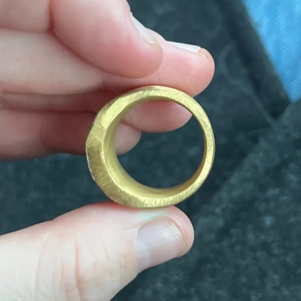 Helt ny, aldrig använd, muli Collection x Sanna jörnvik ring.  Nypris 500kr  Säljer för 230kr Storlek 18 men mer som en 17 skulle jag säga   . Accessoarer.