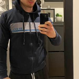 Hugo boss zip - Snygg blå Hugo boss zip! Enda defekten är en söndrig dragkedja men går att komma sig runt det . 💫💫