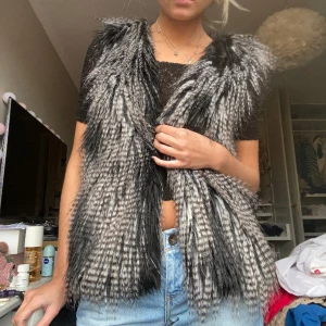 Väst - Så så snygg fuskpälsväst! Jättenajs med kofta under eller bara ett linne💕💕skitnajs t tex afterski