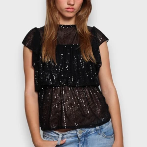 Glittrig blus  - Säljer denna jätte fina blusen från meet me there på grund av att den inte kommer till andvändning. Aldrig andvänt, lapparna kvar.