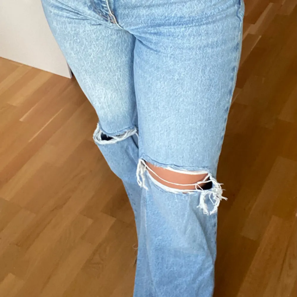 Säljer dessa Zara jeans, nästan helt oanvända. Passar långa, jag är 172💕 köparen står för frakt. . Jeans & Byxor.