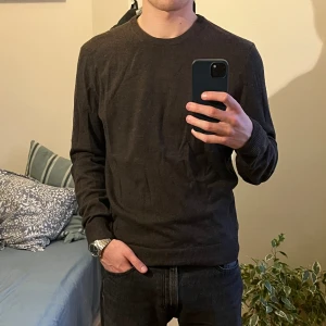 Stickad tröja - Paul & Friends - Storlek: L men passar M ~ Material: 100% merinoull Skick: 9/10 ~ Nypris: 1500 ~ Pris ej hugget i sten, hör av er för frågor! 