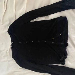 Svart kofta - Helt vanlig svart kofta, storlek 146/152. Skriv för mer info eller bilder.