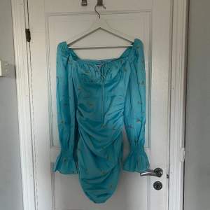 Blå silkesklänning från Adoore. Storlek 34, nyskick med lappar kvar.