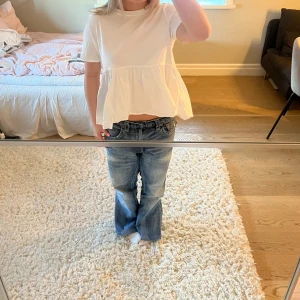 Volang topp - Så fin och somrig vit topp med volang från zara, bra skick då den inte kommit till användning