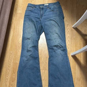 Halvt lågmidjade flare jeans - Pull&bear  Storlek 42 Sitter skönt
