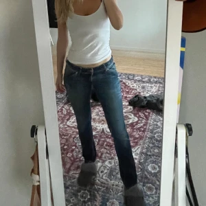 Jeans Tommy hilfiger - Väldigt lågmidjade, skulle säga passar en storlek XS/S (jag är storlek s/m) 
