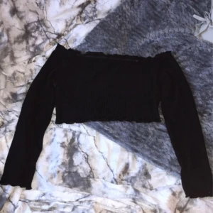 Svart, kort, långärmad  - Skit snygg till ett var kostymbyxor eller jeans👌🏼❤️😘😍