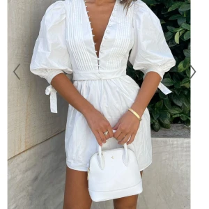 studentklänning   - Säljer min sjukt fina studentklänning då jag hittat en annan. Aldrig använd, endast testad, lappar kvar. Storlek 36! Köpt från Showpo för ca 800 + tull och frakt så totalt ca 1200. Hör av er vid frågor! 💕⭐️kan eventuellt tänka mig att sänka priset! 