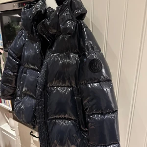 Jacka Tommy Hilfinger - Jackan är i jättebra skick knappt använt den den är i en storlek s. Köpte den för 3 500kr☺️