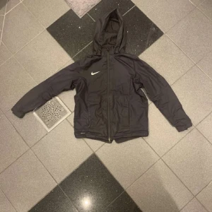 Nike jacka  - En Nike jacka som inte passar mig längre. Den är i perfekt skikt. Då den är storlek S i vuxenstorlek.