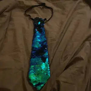 Jättecool glittrig slips att festa i som kan byta färg. (Till svart) 🖤🫧💗🎀🎸 