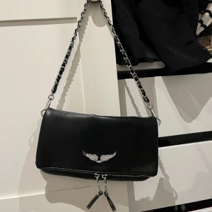 Väska  - Väska köpt utomlands. Liknar Zadig väskan. Köpt för 700kr. Lång kedja medföljer 