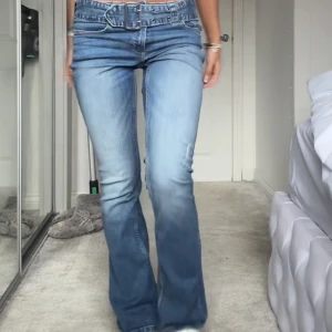 Lågmidjade jeans  - Säljer dessa så fina lågmidjade jeansen från hm. De är i barn storlek 170 men skulle säga att det motsvarar en xs/s💓💓super fint skick då det aldrig är använda 