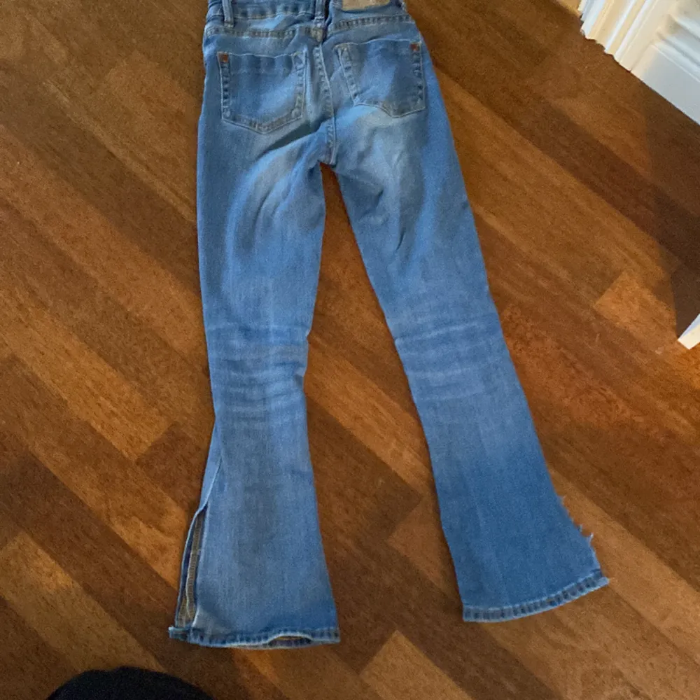 Jätte fina low waist boot cut jeans ganska gamla men i bra Skick älskar dom personligen men har så många andra jeans och kläder 😊. Jeans & Byxor.