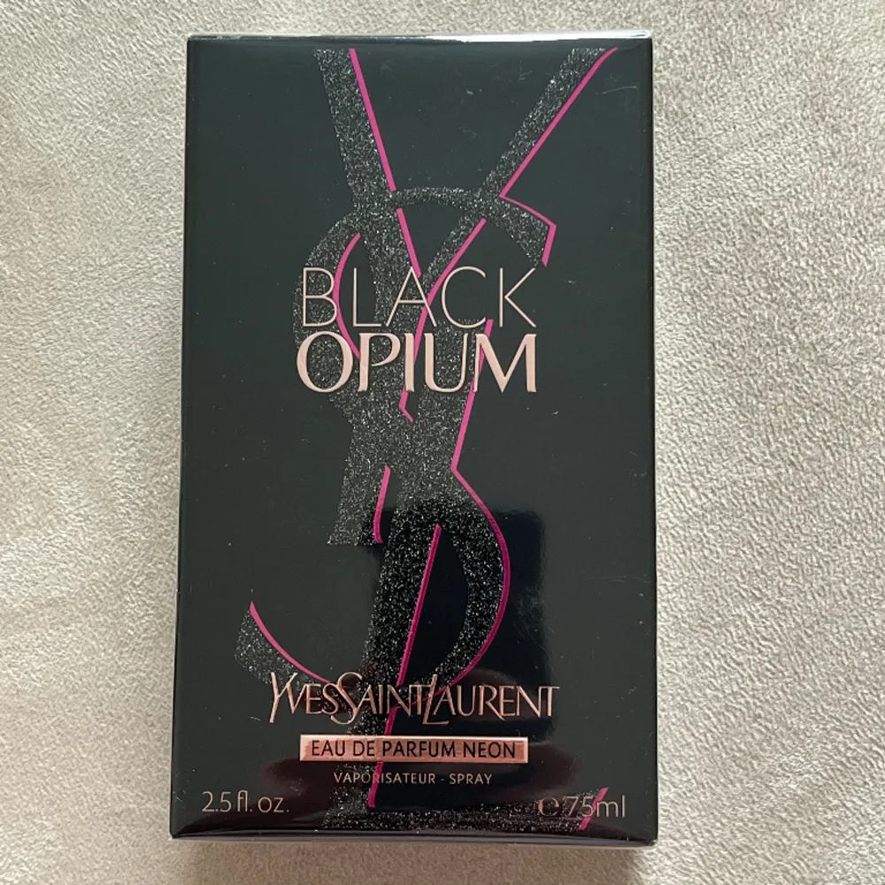 Säljer denna parfym från black opium! Den är helt oöppnad. Säljer pga att jag har andra parfymer som jag måste använda upp först 🎀🩷. Övrigt.