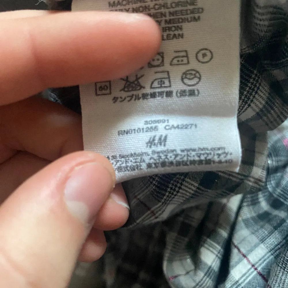 Kjol från H&M. Har någon litet hål i midjan men det märks knappt. . Kjolar.