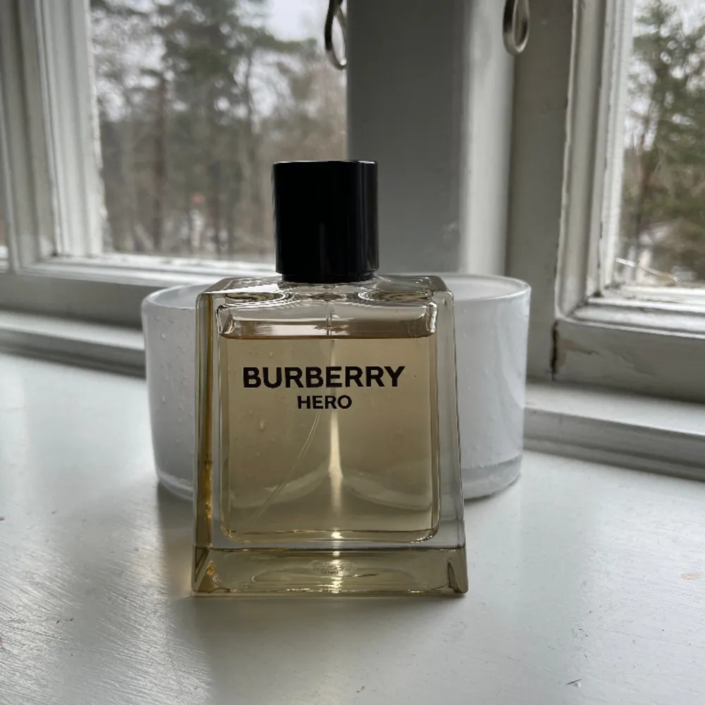 Säljer denna Burberry parfym från kicks, runt 95ml kvar och är använd fåtal gånger, hör av er vid frågor och pris är ej hugget i sten så kom med förslag🧱🗡️. Parfym.