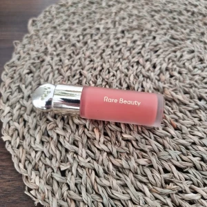 Rare beauty blush - JOY - Testad 2 gånger. Köpt på sephora, kvitto finns.