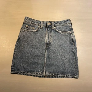 Jeanskjol  - Jätte söt jeanskjol från weekday, sparsamt använd och i jättebra skick 