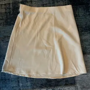 Creme färgad silkes kjol från Bikbok. Använt 1 gång.