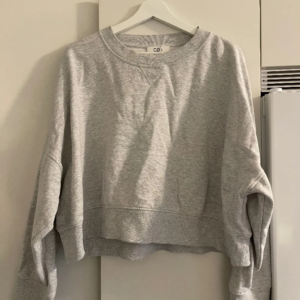 Grå sweater från cos i nyskick, lite kortare och bredare modell, snyggt oversized, storlek M. Tröjor & Koftor.