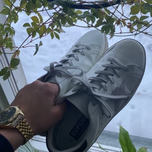 Golden Goose skor - Tjena säljer ett par Golden Goose skor i storlek 43, knappt använda, har endast en defekt som säker går att fixa visas på bild 3, priset går att diskutera vid snabb affär, vid frågor och funderingar är det bara att höra av sig