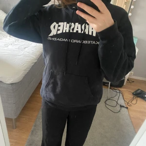 Thrasher hoodie - Hoodie från Thrasher i storlek S, sitter oversize på mig som brukar ha S i det mesta. I gott skick förutom på 3 bilden på snörena där en liten defekt uppkommit 