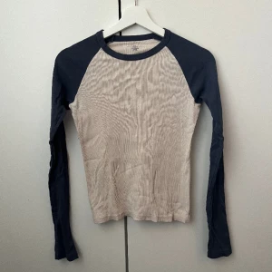 Långärmad t-shirt, två färgad - Vit tröja med blå ärmar från Brandy! Har använt några gånger men är fortfarande i fint skick!