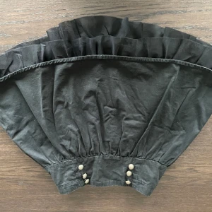 Kjol, barnstorlek  - Kjol i barnstorlek 140, köpt i polen många år tillbaka. Bandet är reglerbart. Superbra kvalitet och har hållit länge!