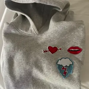 Säljer en jättefin grå hoodie med unika detaljer på! Kommer tyvärr inte till användning längre men bra skick🌟