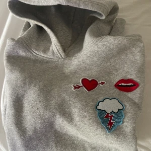 Grå hoodie  - Säljer en jättefin grå hoodie med unika detaljer på! Kommer tyvärr inte till användning längre men bra skick🌟