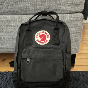Fjällräven Kånken mini - Mini versionen av Fjällräven kånken i fint skick! Har ej använts mycket