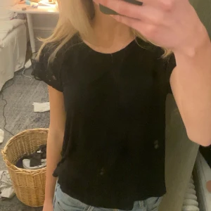 Spetstopp - Snygg T-shirt i skööönaste materialet!! Den har spets på axlarna och övre ryggen! Super fin kvalite. Köpt för 900