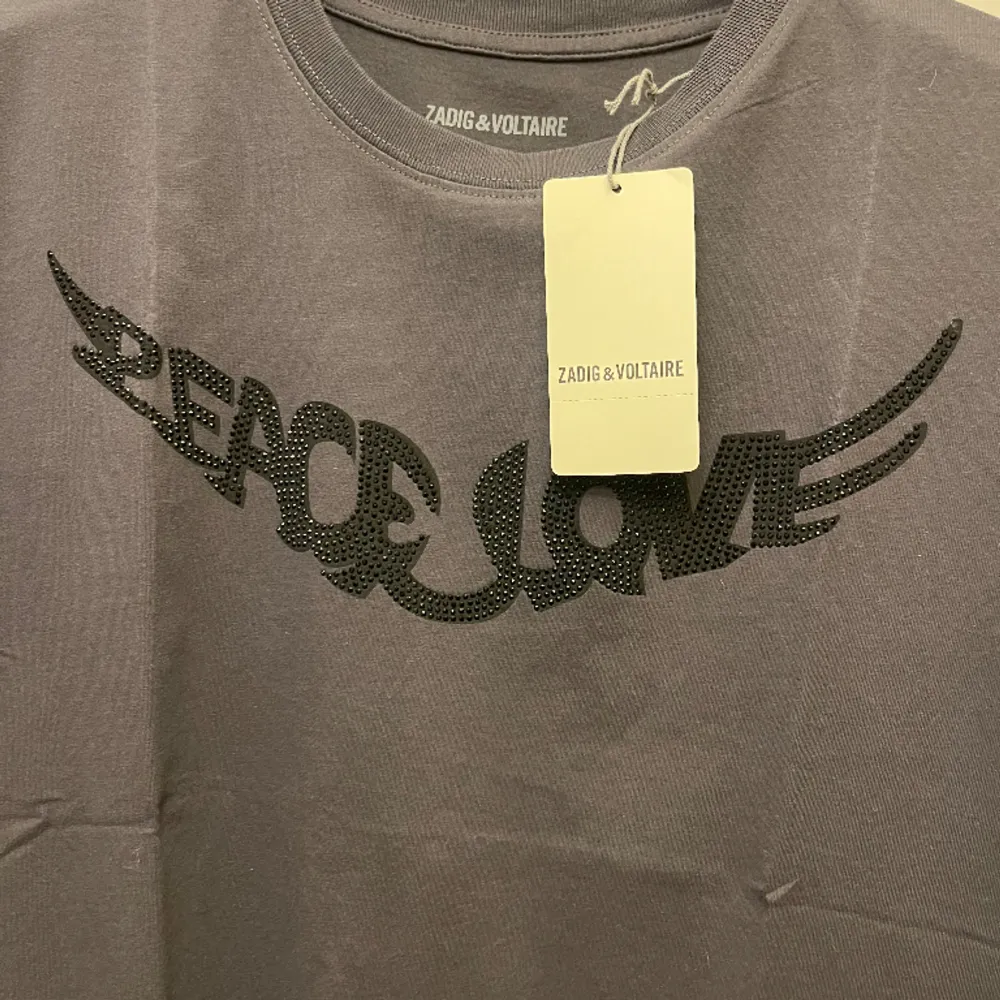 Säljer denna super snygga Zadig tröjan som är helt oanvänd, nypris 1200kr! Skriv för fler bilder eller frågor🫶🏼storlek l men passar s-l. T-shirts.
