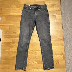 Säljer ett par as feta slim jeans från hm. Skick 10/10 storlek 30/32, helt nya utan tags. Rensar garderoben så säljer lite jeans billigt.
