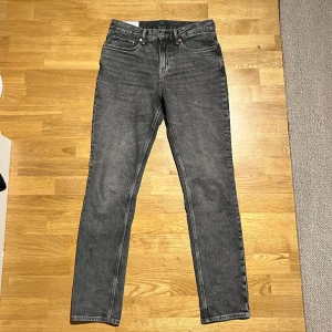 Slim jeans - Säljer ett par as feta slim jeans från hm. Skick 10/10 storlek 30/32, helt nya utan tags. Rensar garderoben så säljer lite jeans billigt.